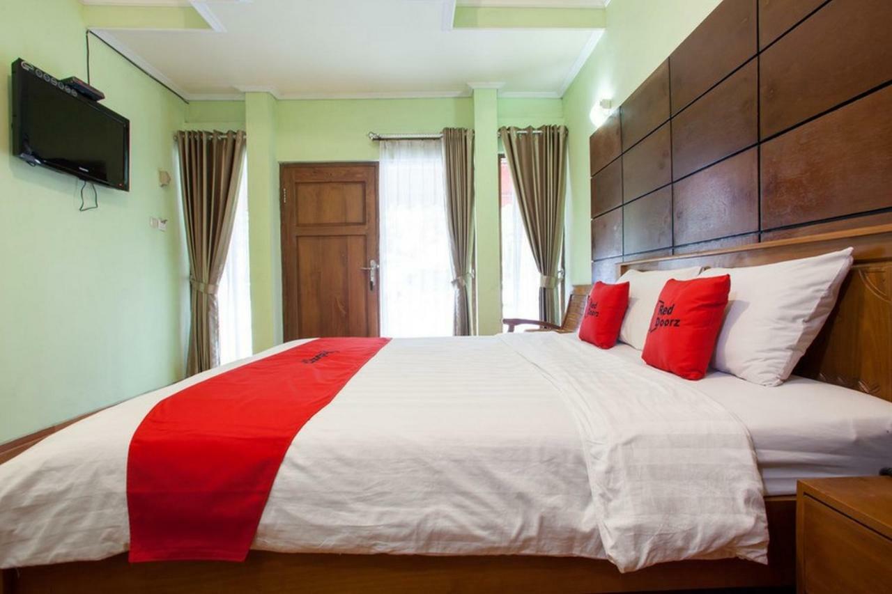 Reddoorz Near Juanda International Airport Hotel Surabaya Room photo