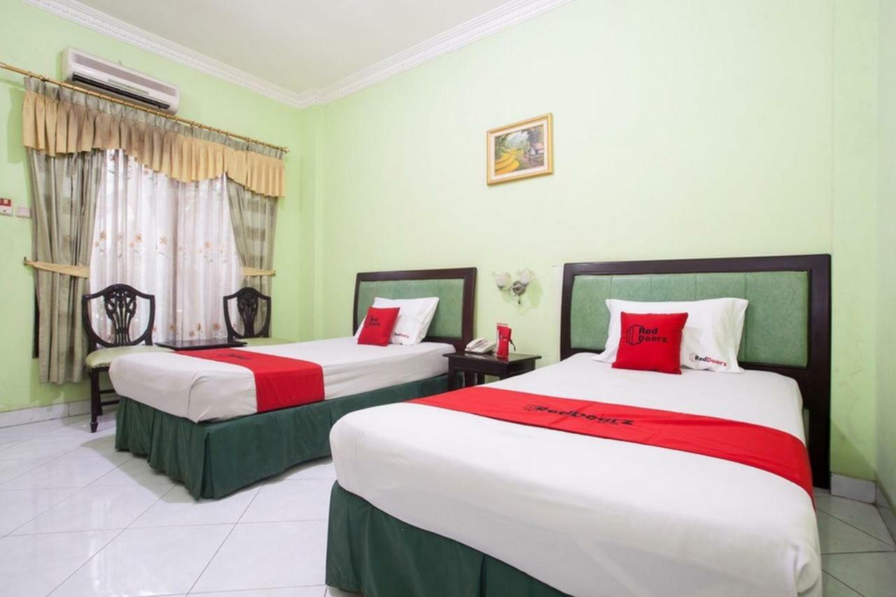 Reddoorz Near Juanda International Airport Hotel Surabaya Room photo