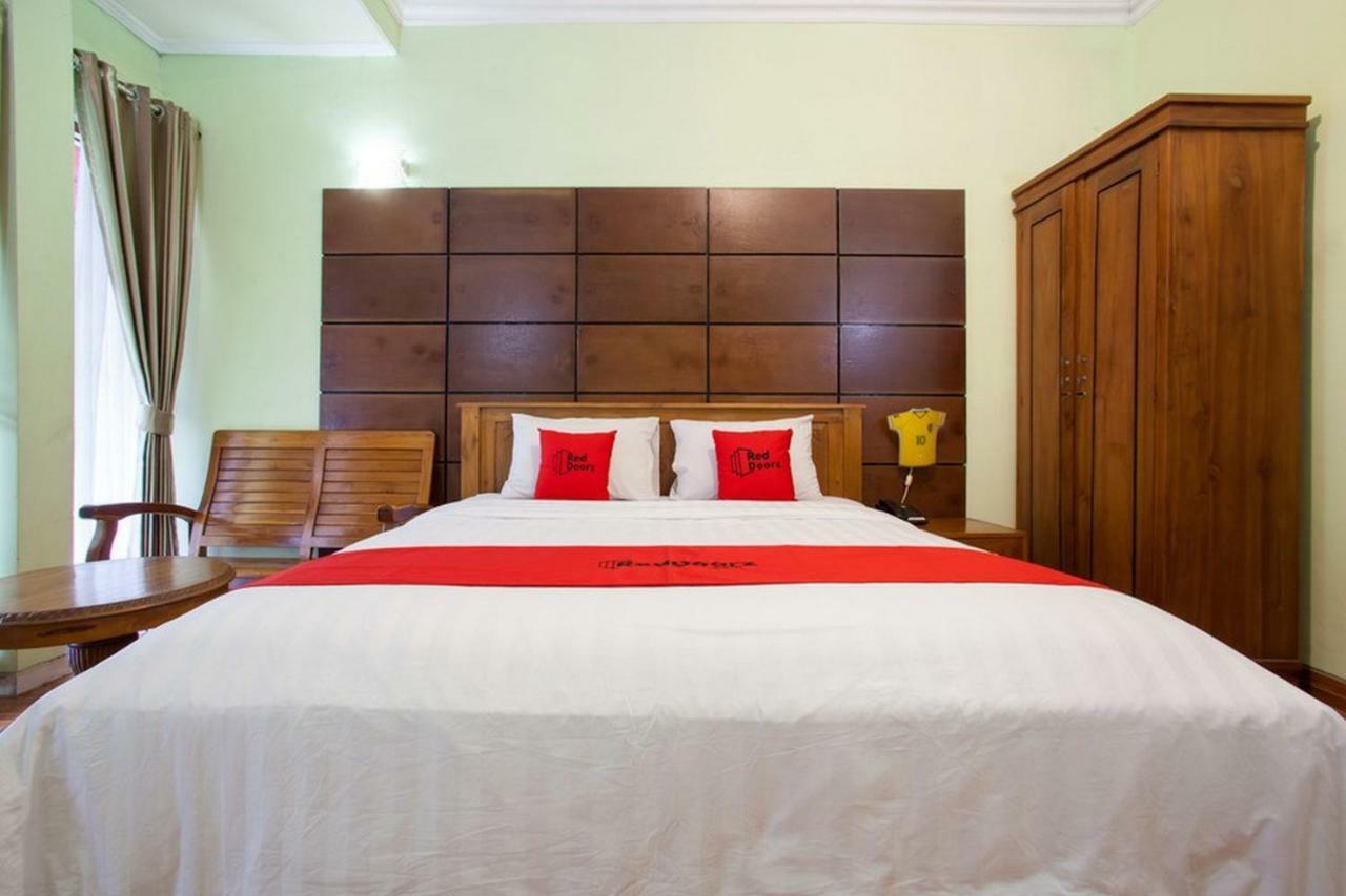 Reddoorz Near Juanda International Airport Hotel Surabaya Room photo