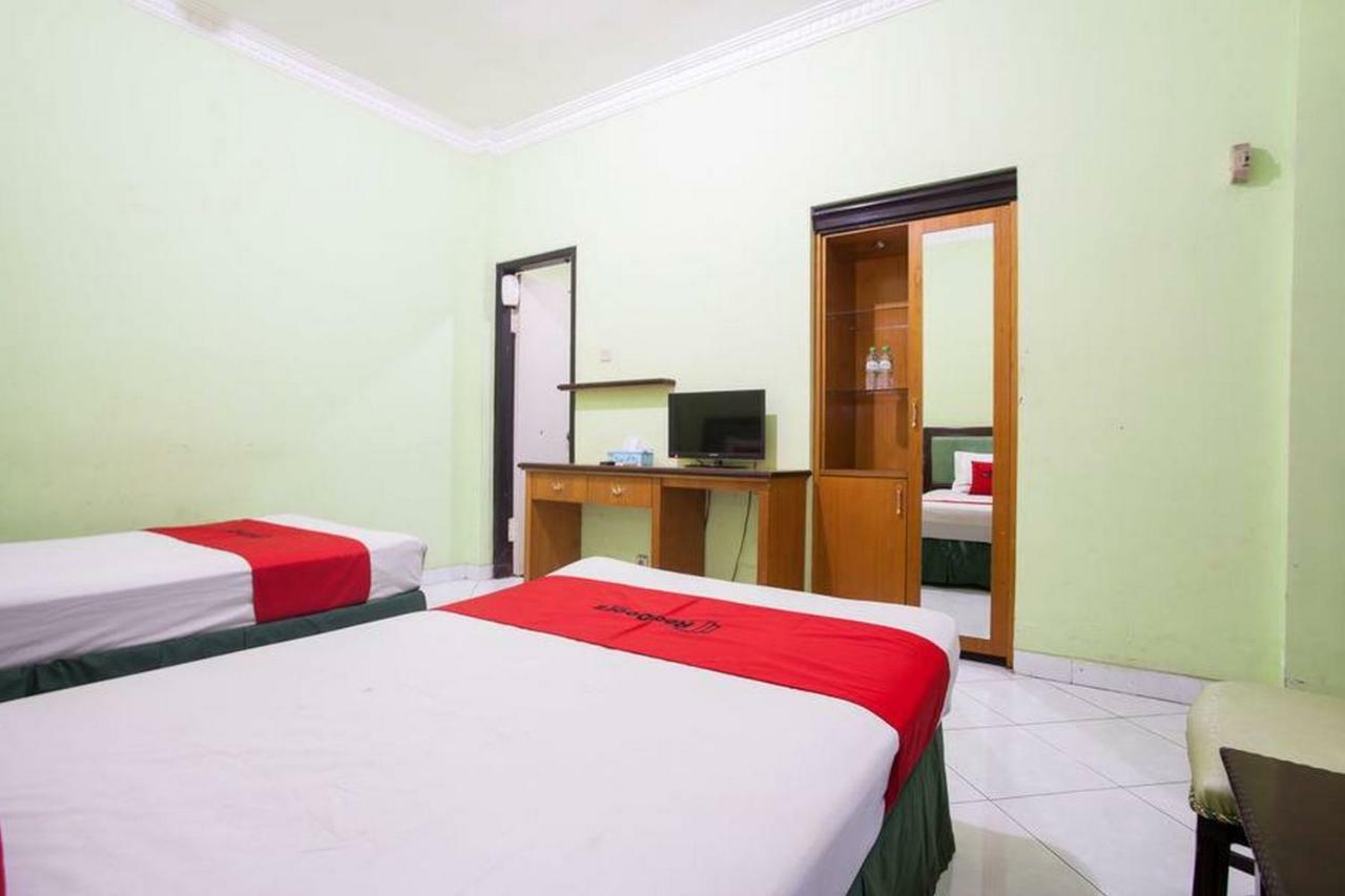 Reddoorz Near Juanda International Airport Hotel Surabaya Room photo