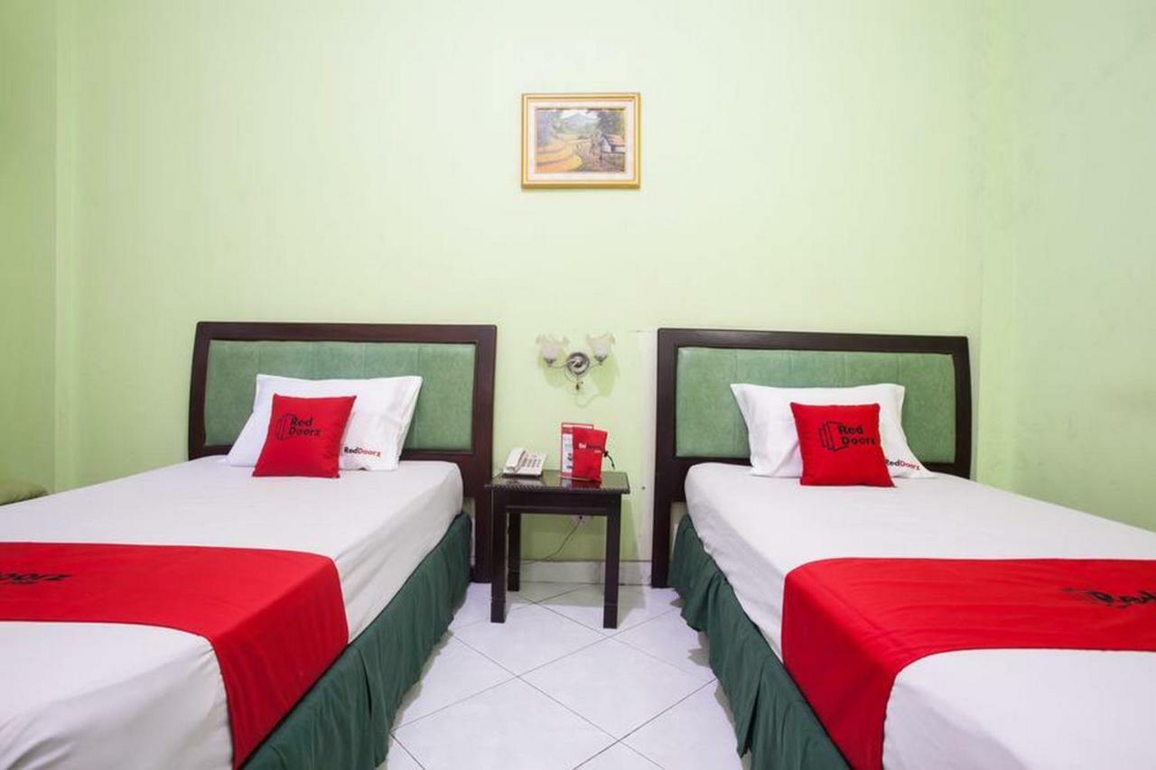 Reddoorz Near Juanda International Airport Hotel Surabaya Room photo